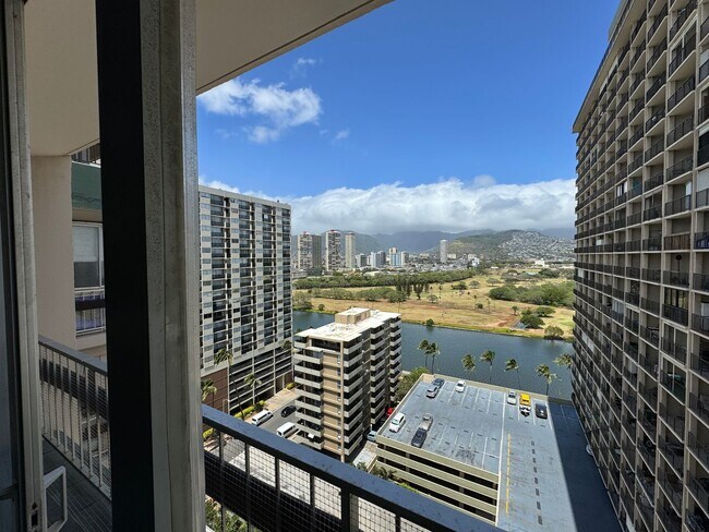 Building Photo - Walk to the beach at this Iconic Waikiki F...