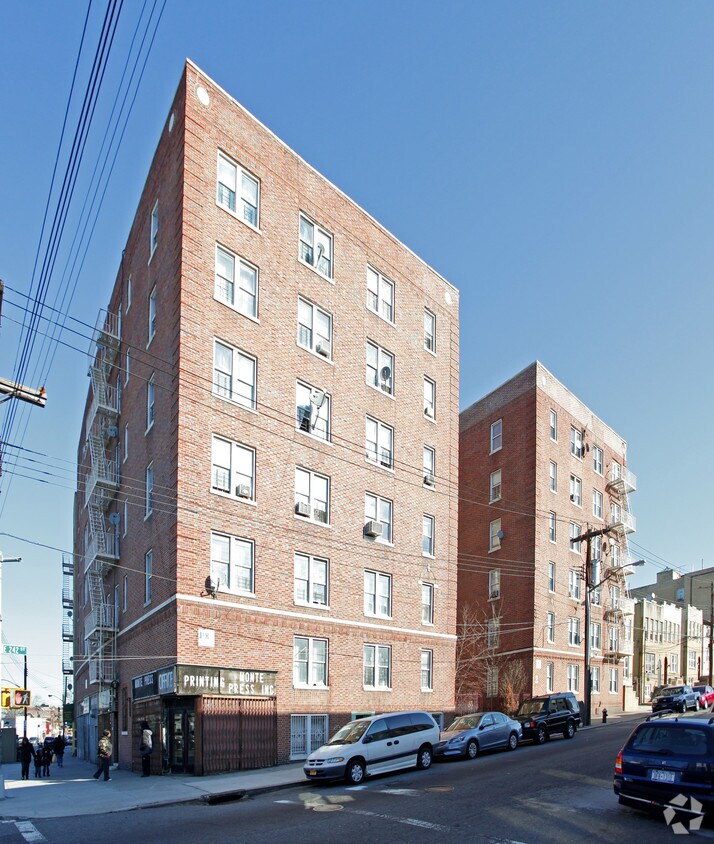 Building Photo - 707 E 242nd St