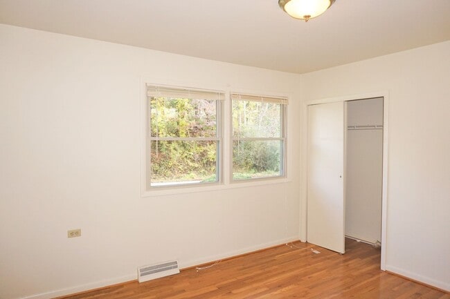 Building Photo - North Garden area/ single family home - Enjoy Country Living only 10 minutes to UVA