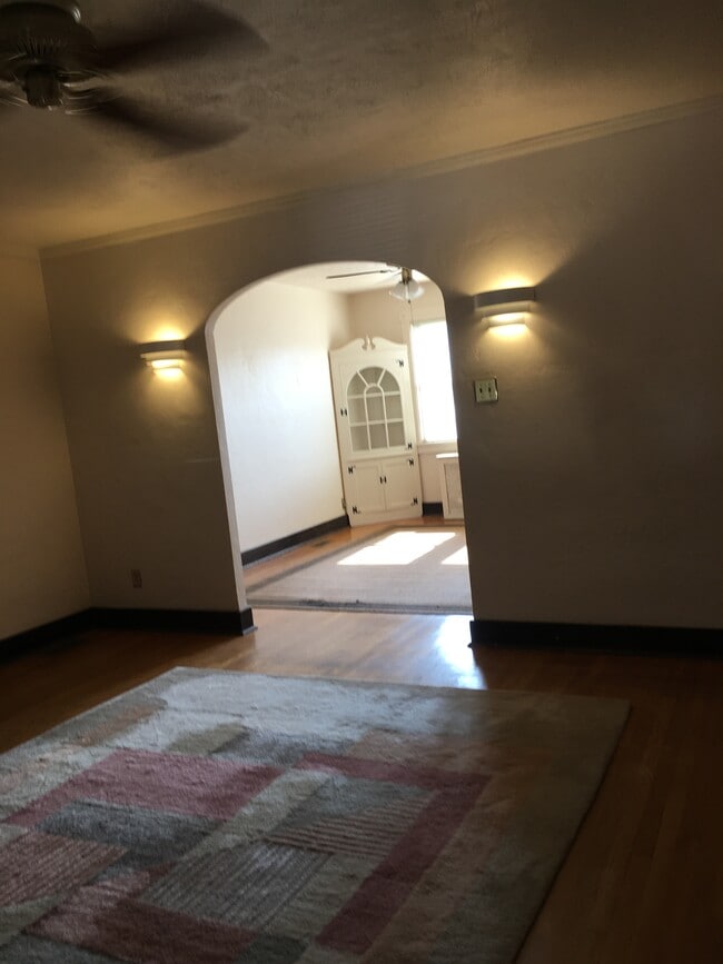 Vista desde la sala al comedor. - 3322 Parkview Ave