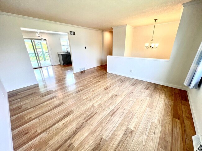 Building Photo - Absolutely Stunning Home! - 3 Bedroom 2 Fu...