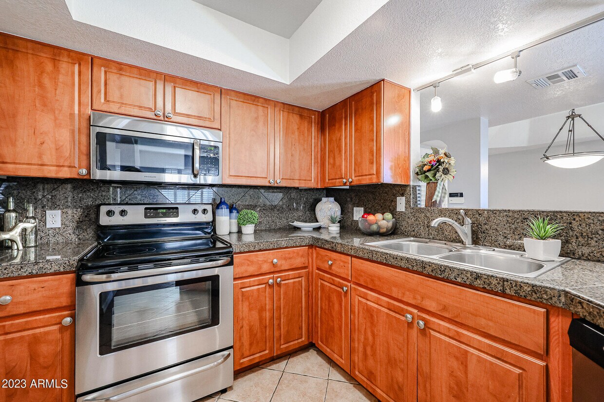 5104 N 32nd St Unit 129, Phoenix, AZ 85018 Room for Rent in Phoenix