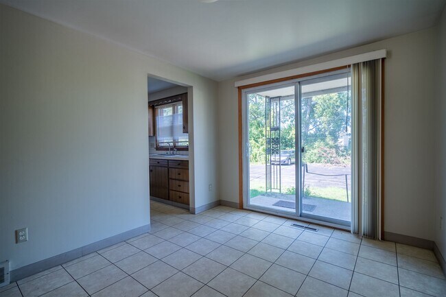 Building Photo - 44 Oakridge Dr