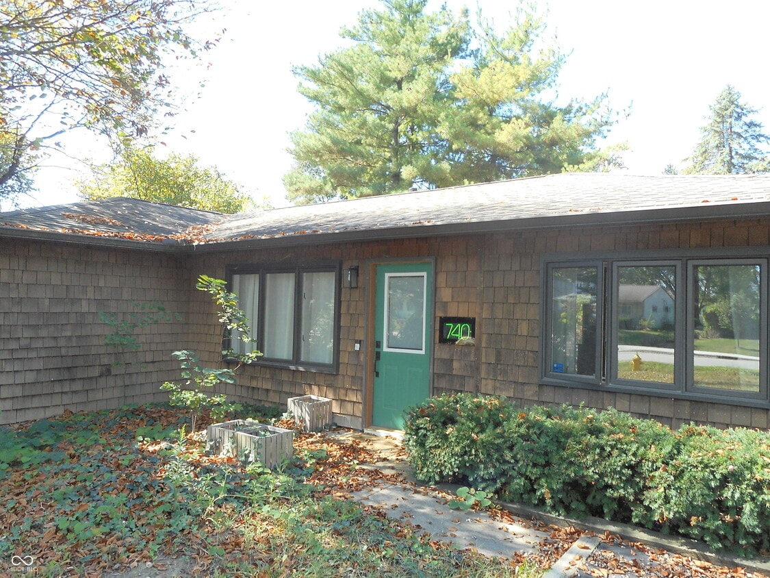 Primary Photo - 740 W Auman Dr