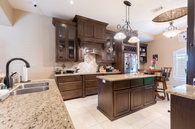 Building Photo - 2020 Queens Ave