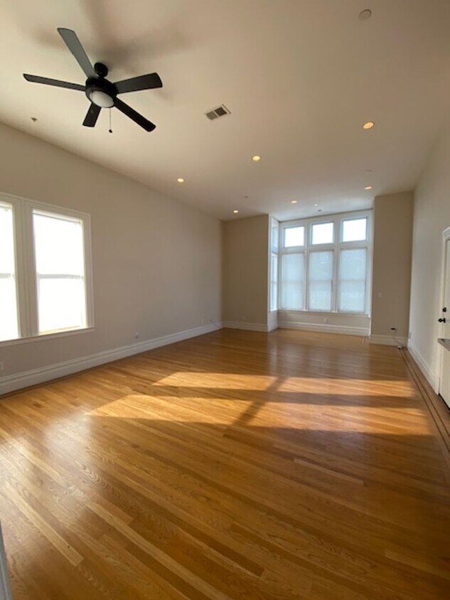 Foto principal - Bright and spacious top floor 4br 2ba condo