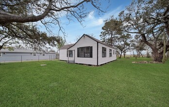 Building Photo - 1623 Main St