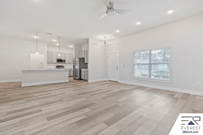 Building Photo - 71 Point of Woods Dr