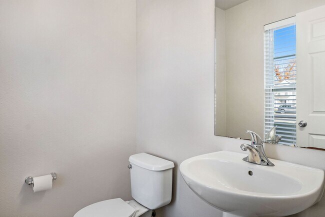 Foto del edificio - Newer 4 Bedroom Home Grand Ledge Schools I...