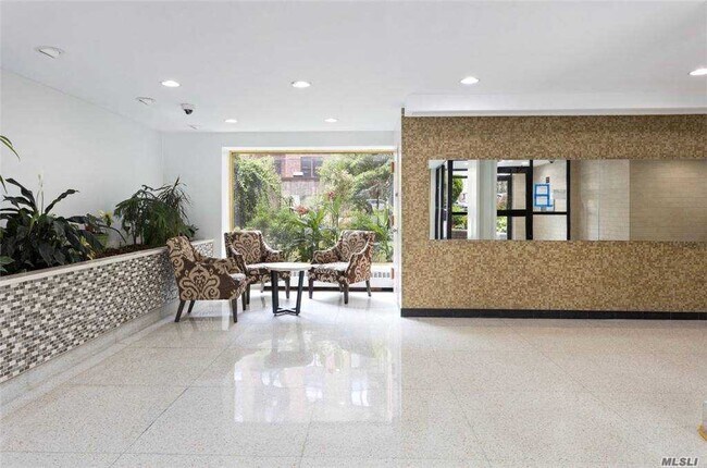 Foto del edificio - 65-50 Wetherole St