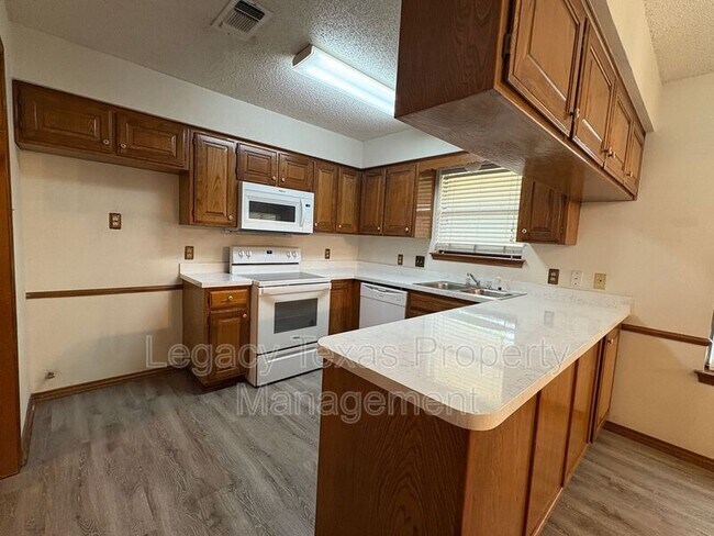 Foto del edificio - 1203 Stonelake Dr