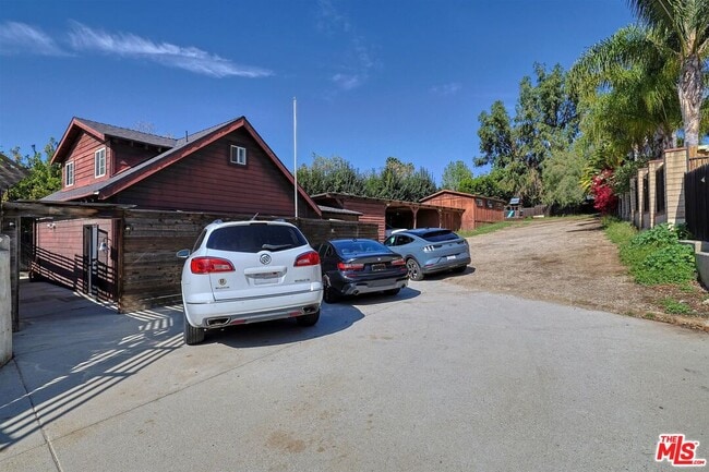 Building Photo - 1609 E Hillcrest Dr