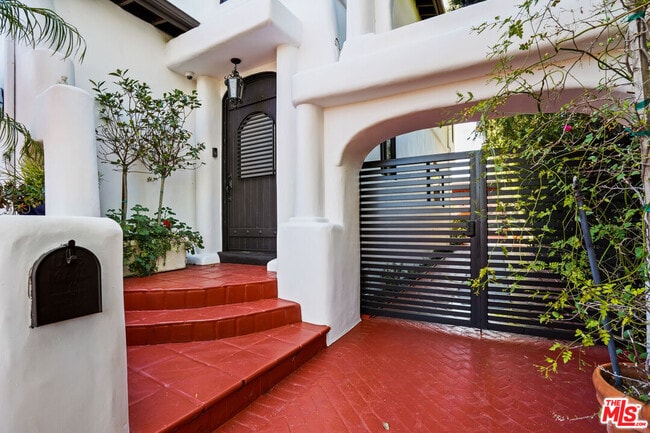 Foto del edificio - 309 N Doheny Dr