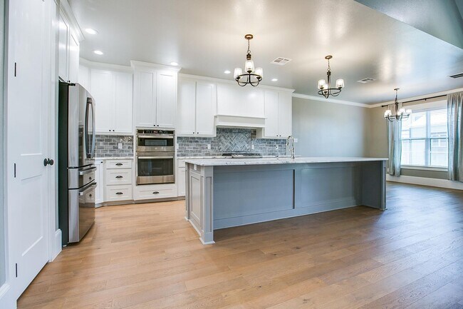 Foto del edificio - Luxurious 4 Bedroom, 4Bath Home — Marble Finishes, High-End Appliances AVAILABLE NOW!!!