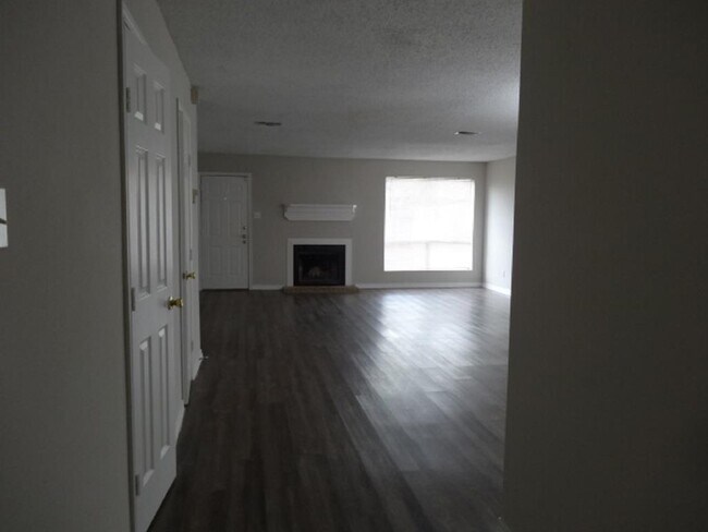 Foto del edificio - 15523 Weldon Dr