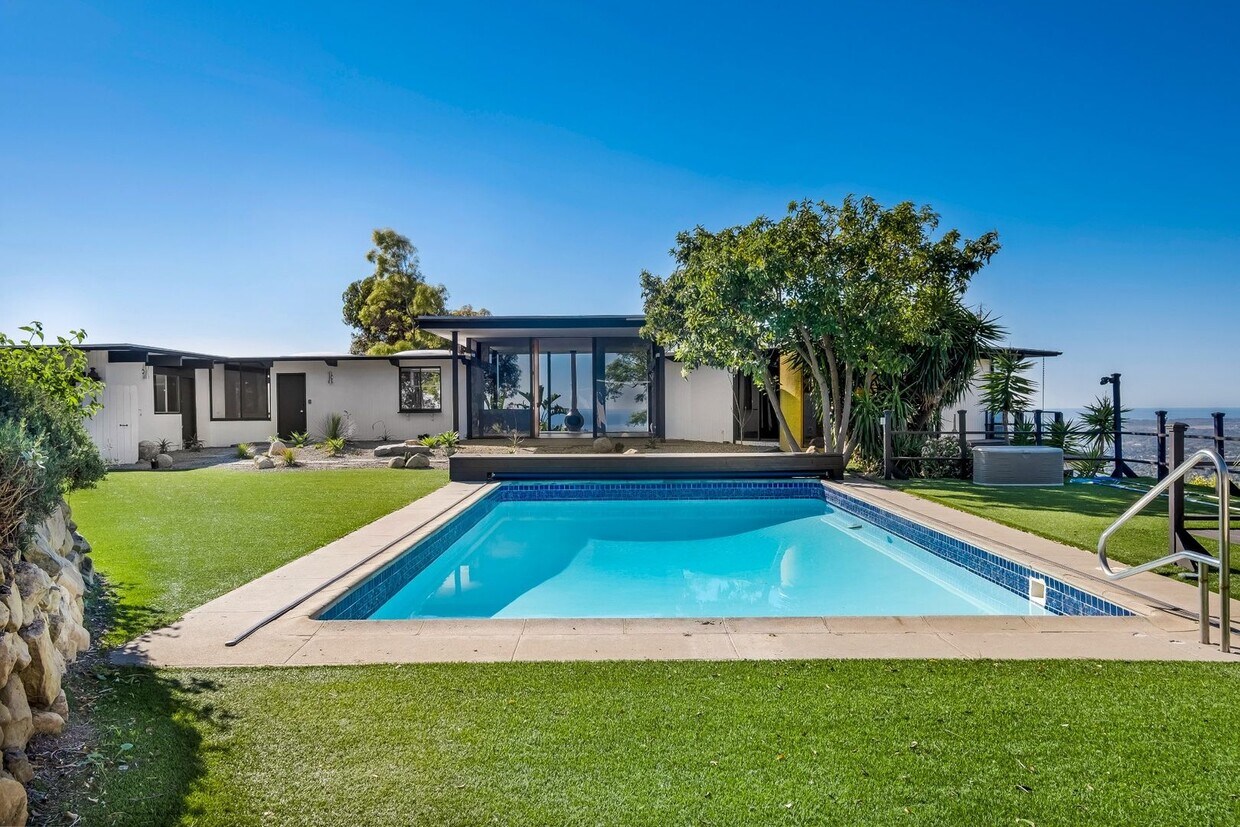 Primary Photo - Panoramic Serenity: Mid-Century Modern Oas...