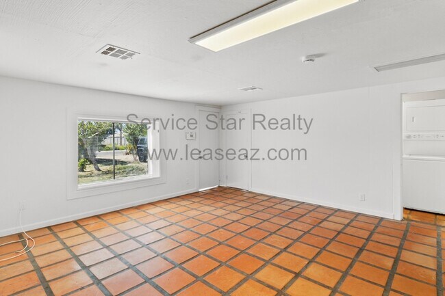 Building Photo - 4425 N 13th Pl