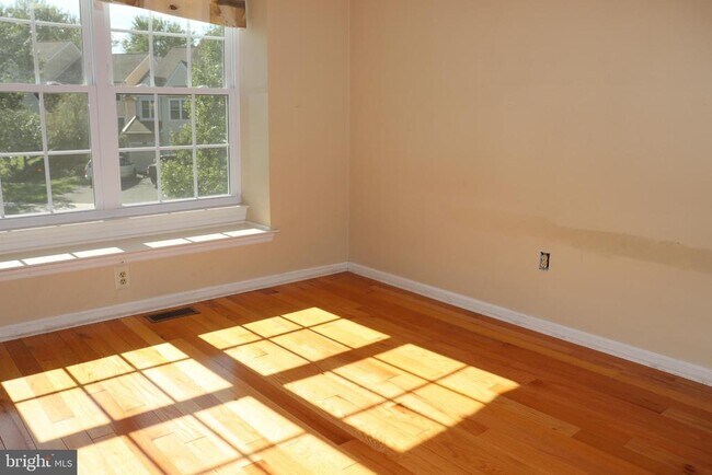 Building Photo - 323 Country Club Dr