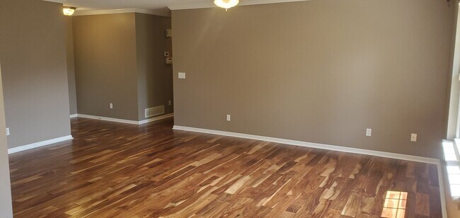 Foto del edificio - 3 bd, 2 ba house, E Columbia, quick access to I-70, plank flooring and carpet, fenced/shed