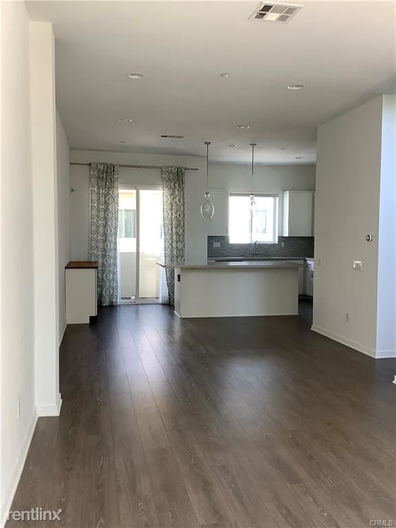 Building Photo - 3 br, 4 bath Townhome - 420 Broadway Dr