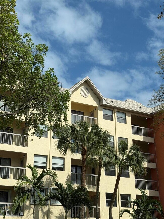 Foto del edificio - 8343 Lake Dr