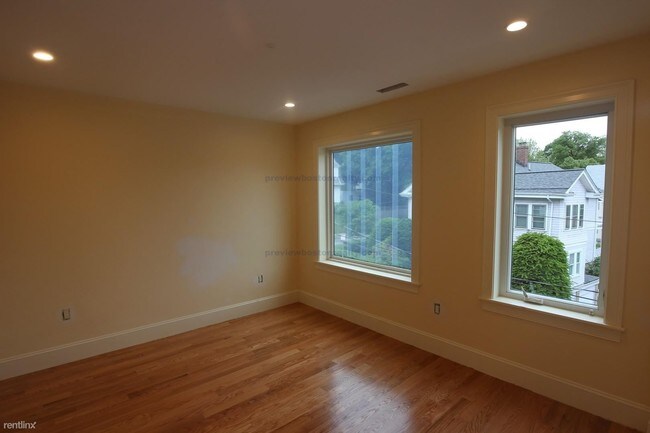 Building Photo - 4 br, 3.5 bath  - 8 Cufflin St # Bs