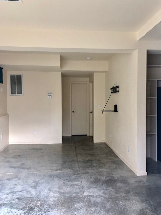 Building Photo - Private, Modern 1 BD Oasis in MidTown