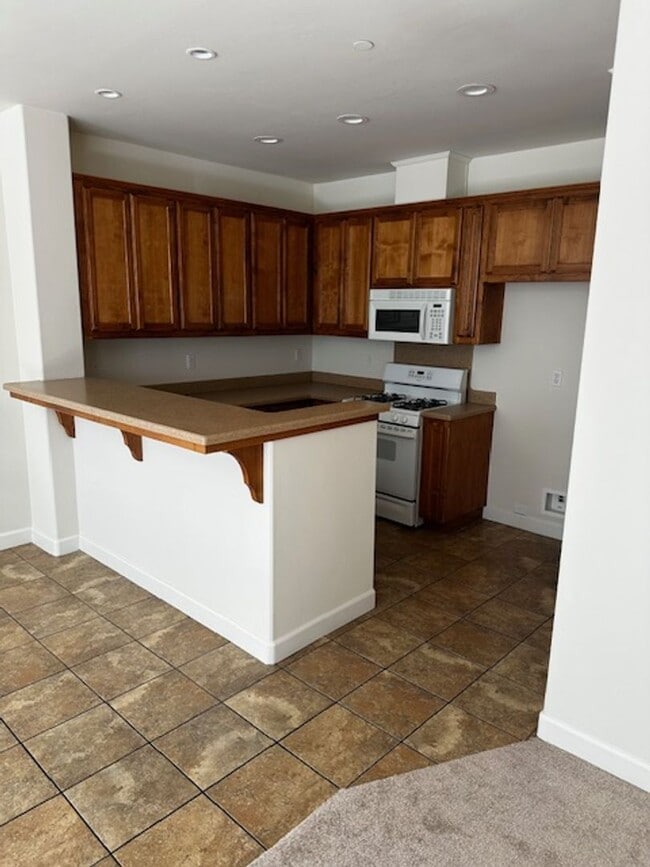 Building Photo - Spacious 3bd/2.5ba Condo w/ Two Car Garage