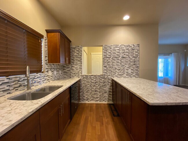 Building Photo - Refreshed Auburn home in desirable Montere...
