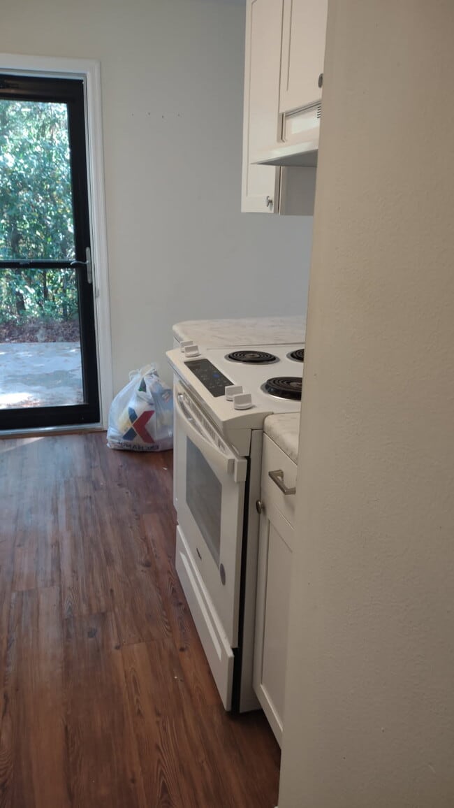Building Photo - Trakas Avenue Duplex