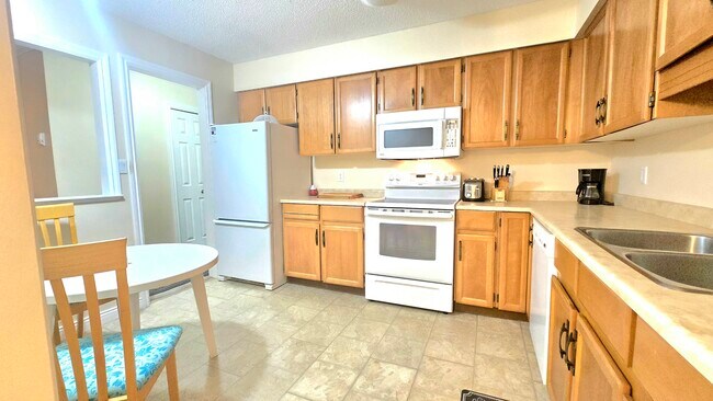 Building Photo - 206 -33490 Cottage Lane