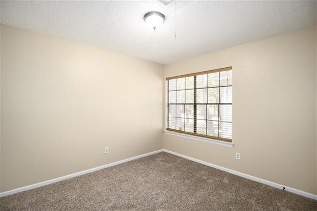 Foto del edificio - 3314 Creek Shadows Dr