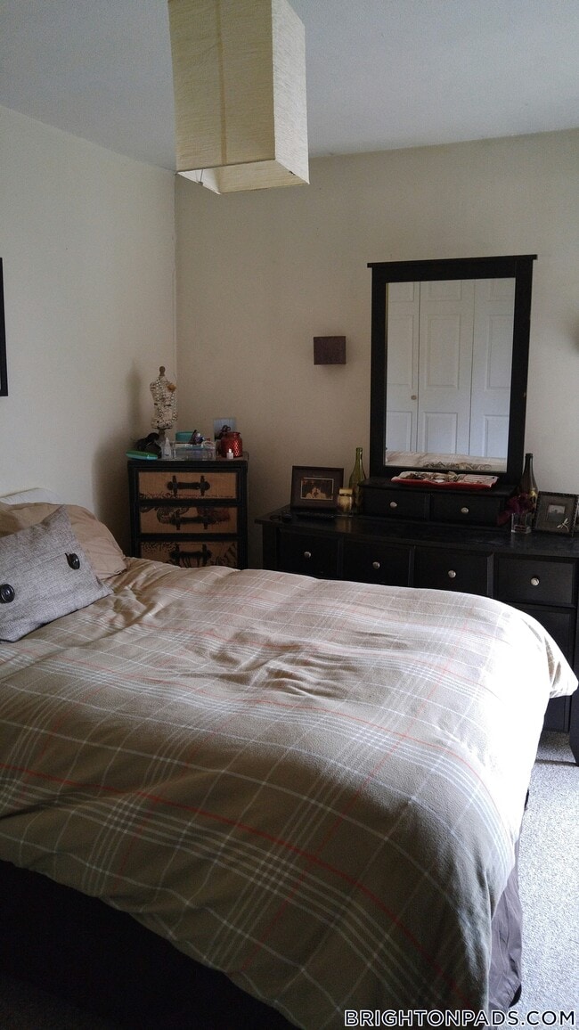 Building Photo - 144 Kenrick St