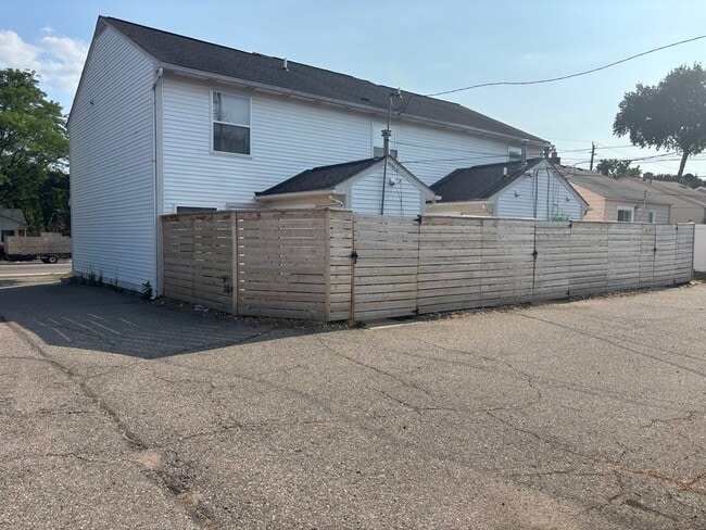 Building Photo - 1493 E 14 Mile Rd