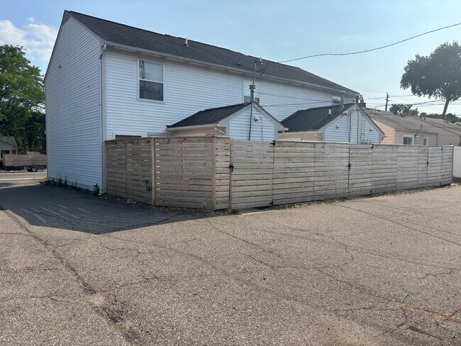 Foto del edificio - 1493 E 14 Mile Rd