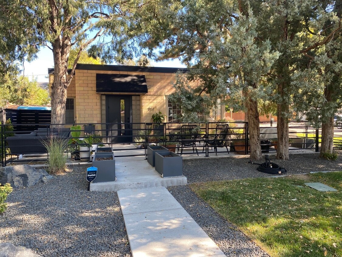 Patio/Entrance - 754 Eudora St