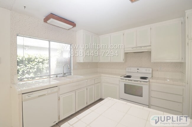 Building Photo - Spacious 4 Bedroom Home in Prime Mira Mesa...
