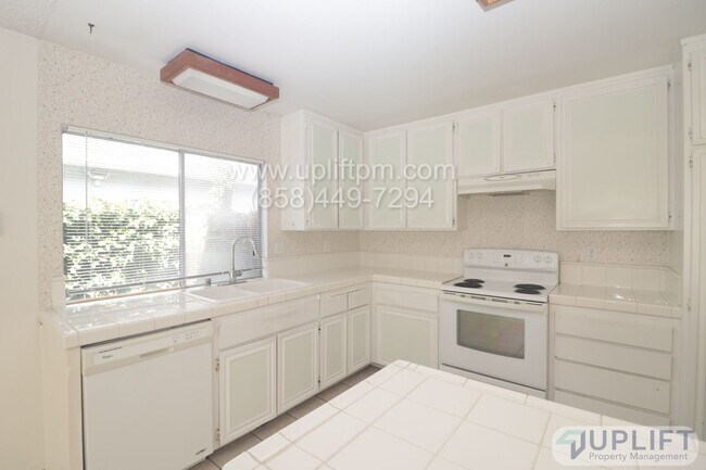 Foto del edificio - Spacious 4 Bedroom Home in Prime Mira Mesa...