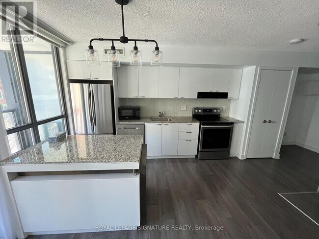 Building Photo - 110 Charles St E