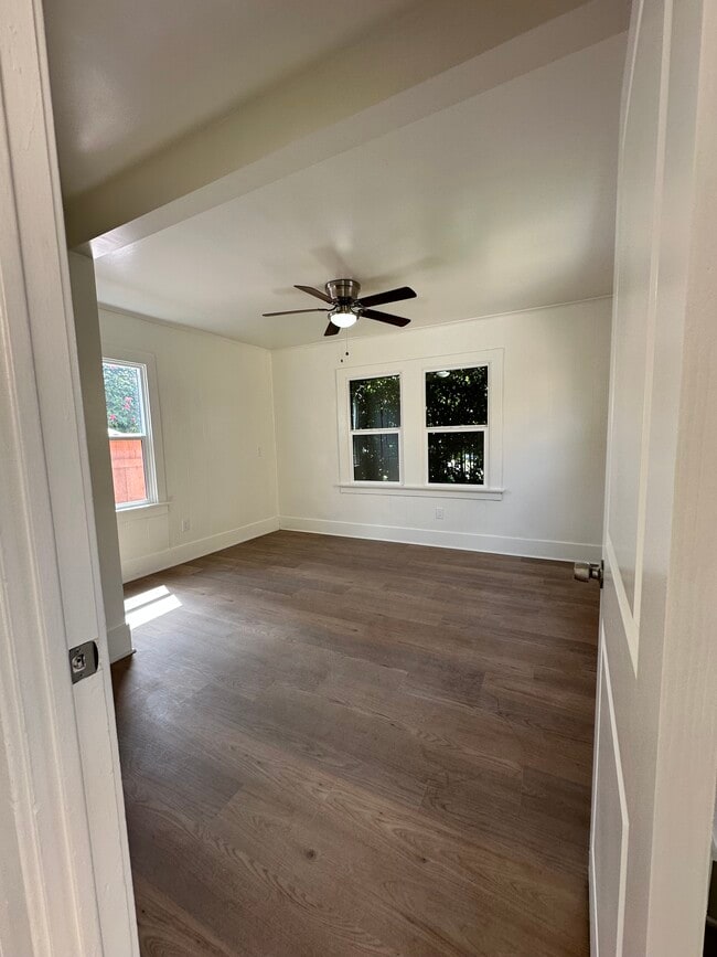 Oversized bedroom - 957 W 45th St