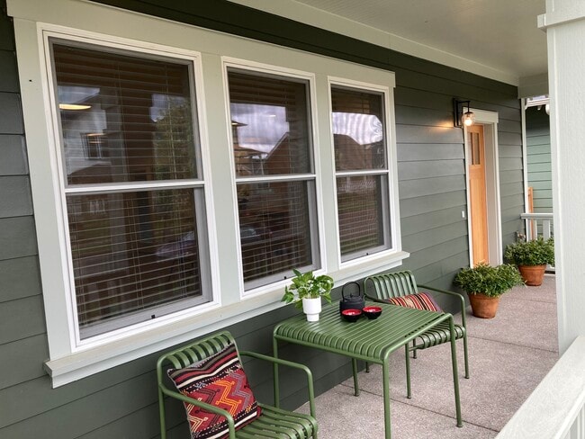 Front porch living! - 1094 Berkeley Ln E