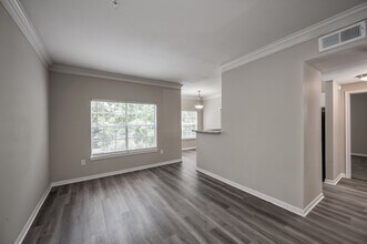 Building Photo - Vinings
