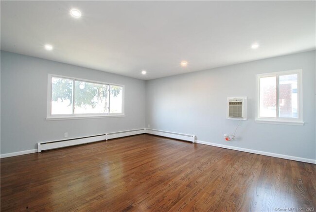 Foto del edificio - 73 Webb Ave