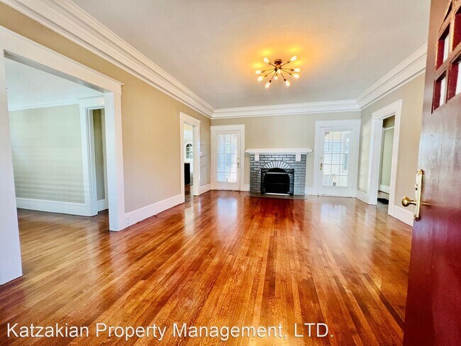 Building Photo - 2 br, 1 bath House - 132 E. Walnut Street