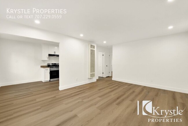 Foto del edificio - Updated Lower-Level Apartment with Easy Ac...