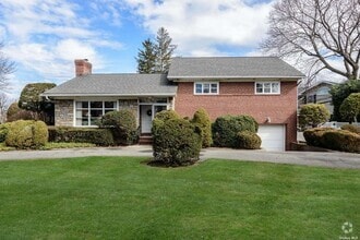 Building Photo - 17 Merillon Ave