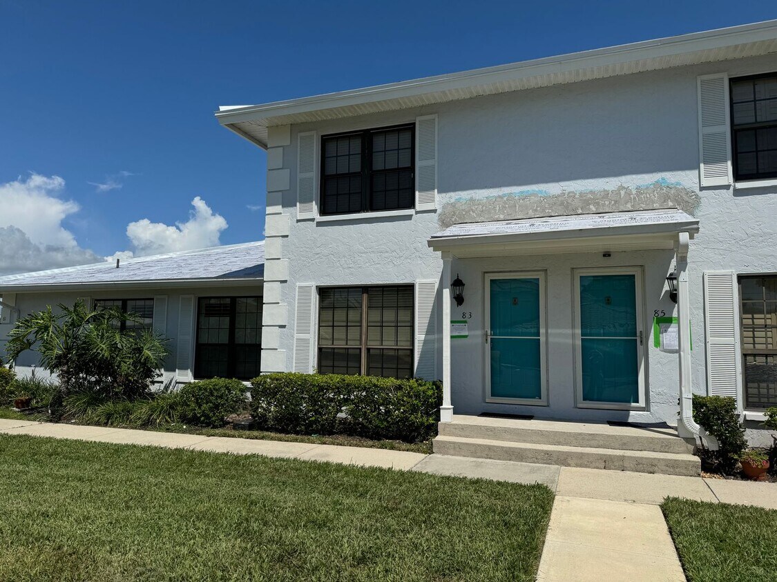 Primary Photo - Spacious Mulit-Level 2 Bedroom Townhome-Pa...