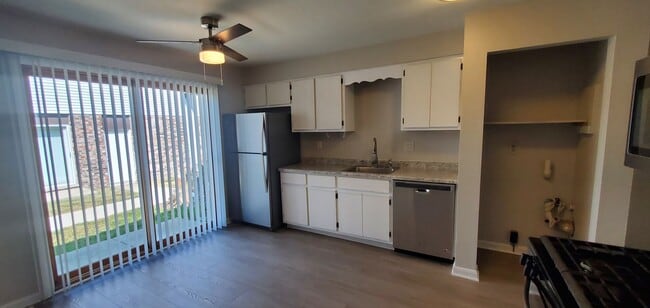 Building Photo - Lovely Mokena  3br/1br  Ranch Style Townho...