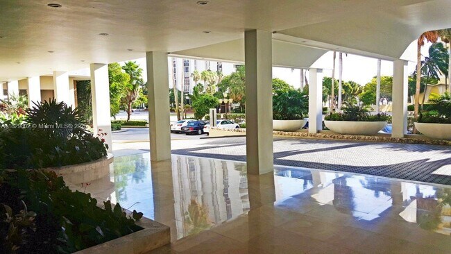 Foto del edificio - 5555 Collins Ave