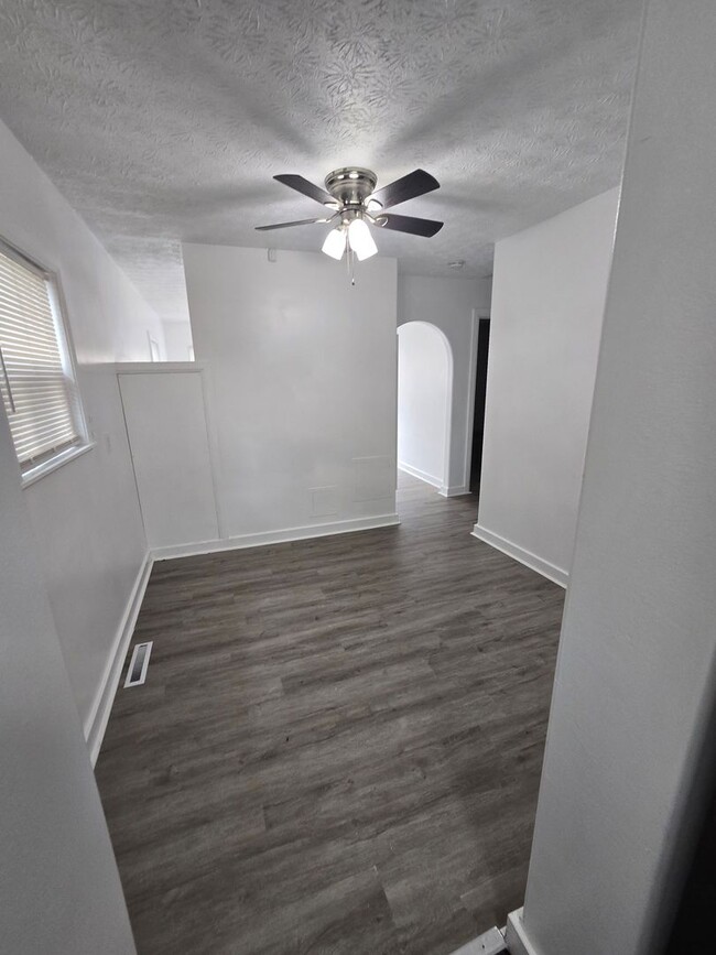 Building Photo - 2 BEDROOM SINGLE FAMILY
